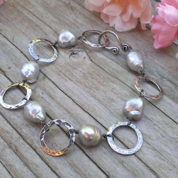 Grey Pearl & Hammered Circle Link Bracelet - Oxidized Sterling